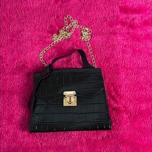 Stylish Black Croc-Embossed Crossbody Bag with Gold Chain